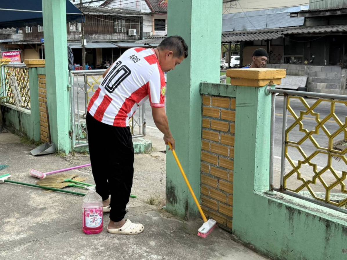 กองสาธารณสุขฯ ลงพื้นที่ดำเนินกิจกรรมจิตอาสาพัฒนามัสยิด ชุมชนตลาดมะรือโบ
วานนี้ (วันที่ 30 มกราคม 2569) กองสาธารณสุขและสิ่งแวดล้อม เทศบาลตำบลมะรือโบตก ลงพื้นที่ดำเนินกิจกรรมจิตอาสาพัฒนามัสยิด ณ ชุมชนตลาดมะรือโบ โดยเจ้าหน้าที่ร่วมกันทำความสะอาดและปรับปรุงภูมิทัศน์บริเวณมัสยิด เพื่อส่งเสริมความสะอาด ความเป็นระเบียบเรียบร้อย และสุขาภิบาลที่ดีของสถานที่